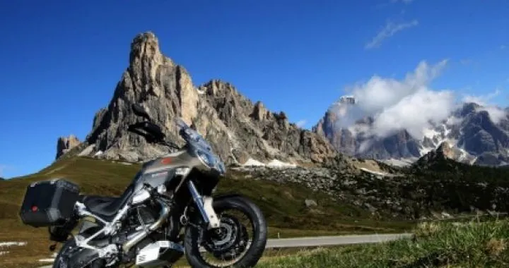 Debutto sulle Dolomiti per la Moto Guzzi Stelvio 1200 4V NTX
