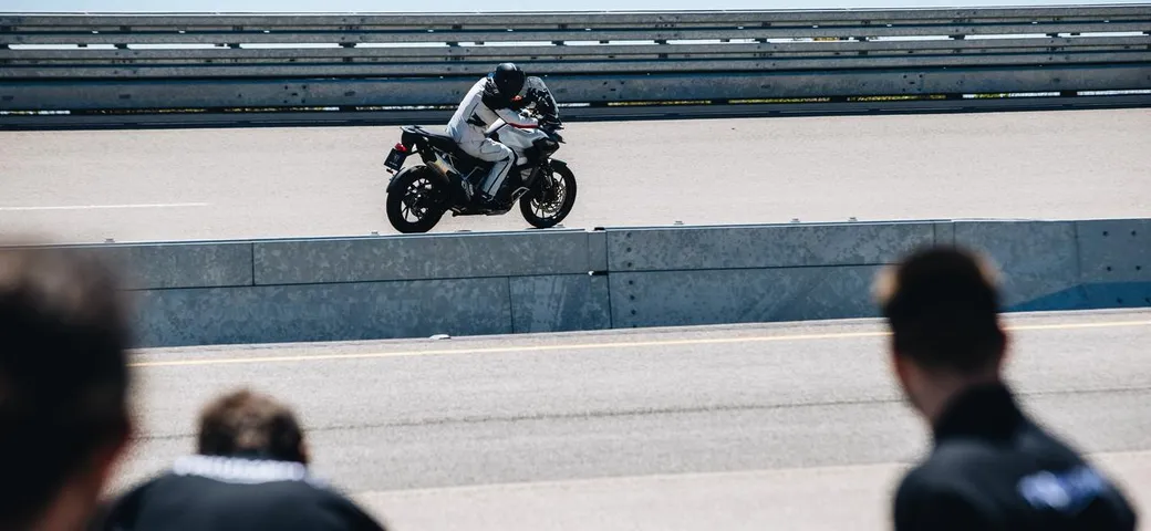 Triumph Motorcycles e Iván Cervantes conquistano un nuovo Guinness World Records [FOTO e VIDEO]