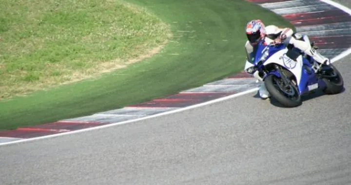 Scatto in Corsa: Yamaha R6 a Misano