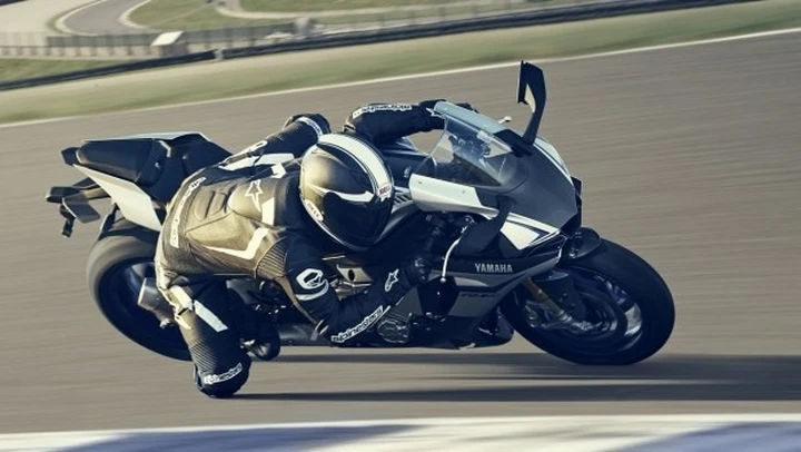 Yamaha YZF-R1M 2015: nuovi video ufficiali