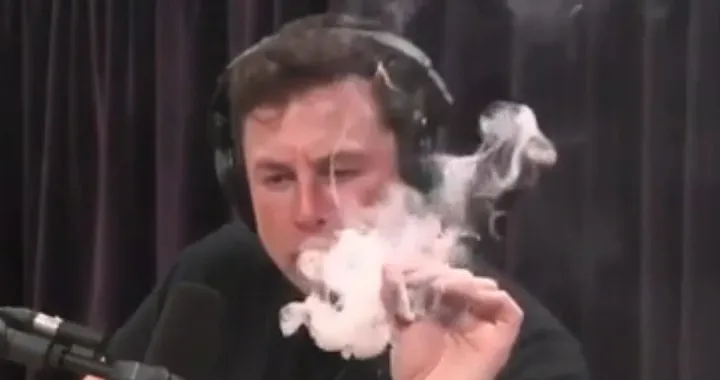 Tesla: crollo in borsa, ma Elon Musk fuma marijuana in diretta [Video]