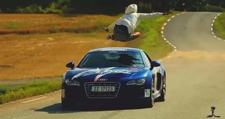 Un ragazzo salta sopra un'Audi R8 che sfreccia a 154 km/h