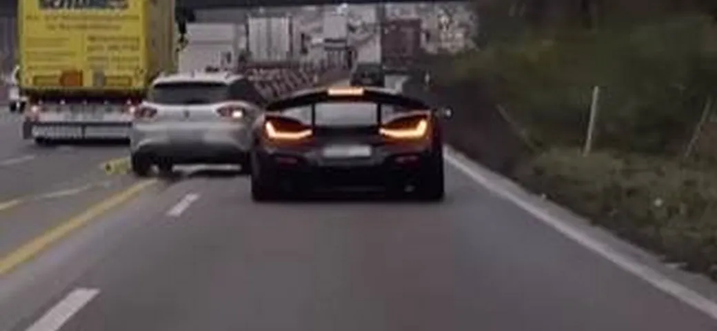 Incidente sfiorato tra una Rimac Nevera e una Renault