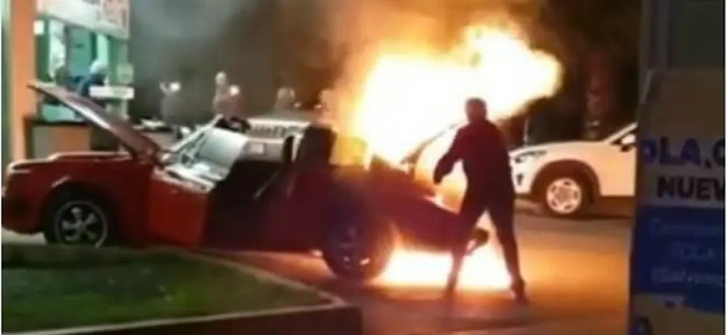 Porsche 911 Targa 2.7 va a fuoco in Messico [Video]