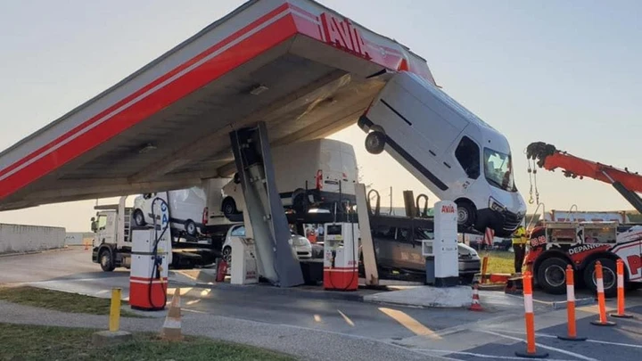 Bisarca piena di furgoni urta stazione di servizio: disastro completo