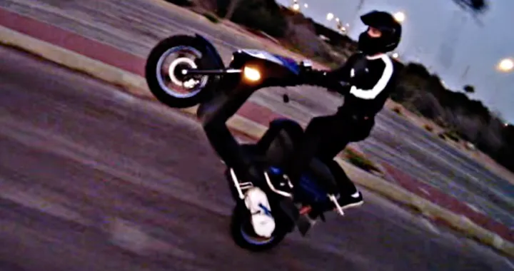 Impennate in sella ad un Kymco Agility 125: il video