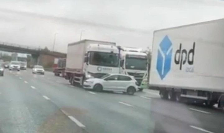 Shock in autostrada: camionista 