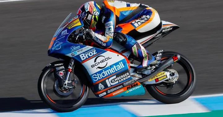 Moto3, Jerez: show e cadute. La “prima” di Oettl in volata su Bezzecchi, leader mondiale. Trionfo Ktm