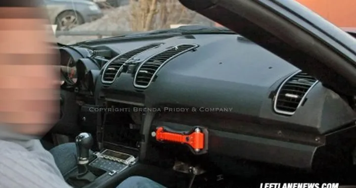 Nuova Porsche Boxster: fotografati gli interni