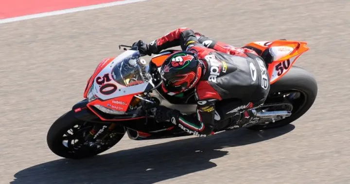 Guintoli festeggia l'arrivo del 4° figlio col primato in classifica