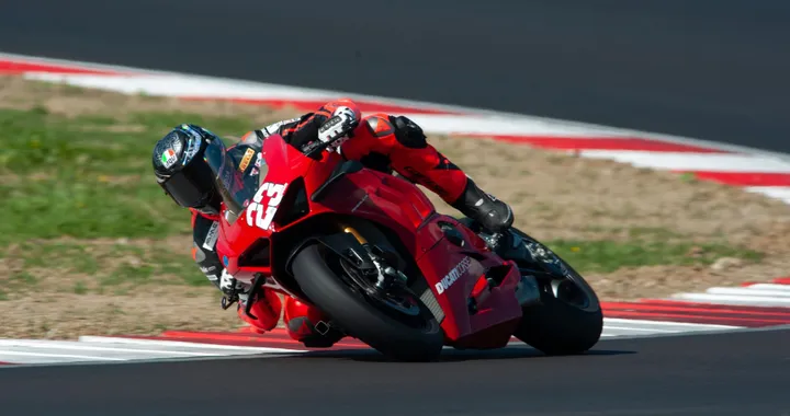 Ducati Panigale V4 S, Salvadori vince nel Trofeo MotoEstate con un esemplare di serie