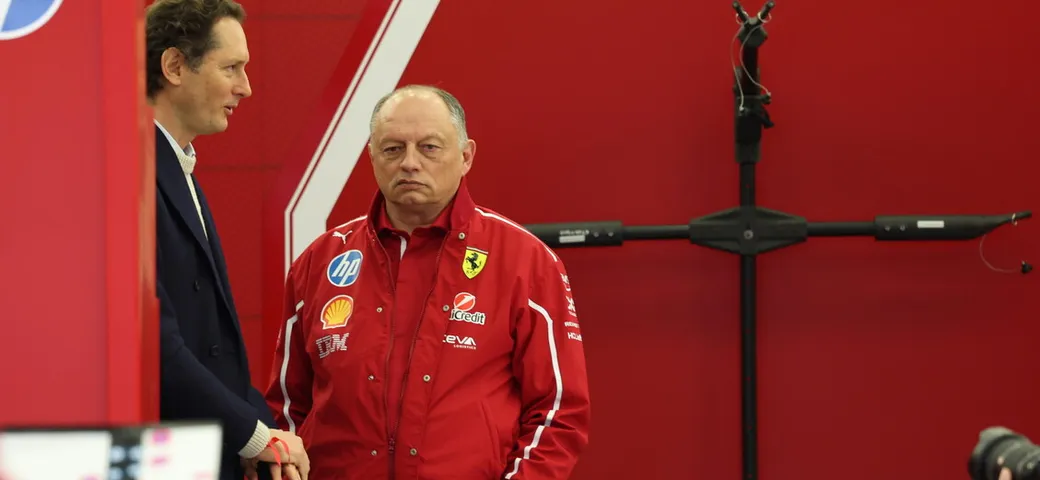 Elkann ai box della Ferrari in Ungheria: voglia di vincere