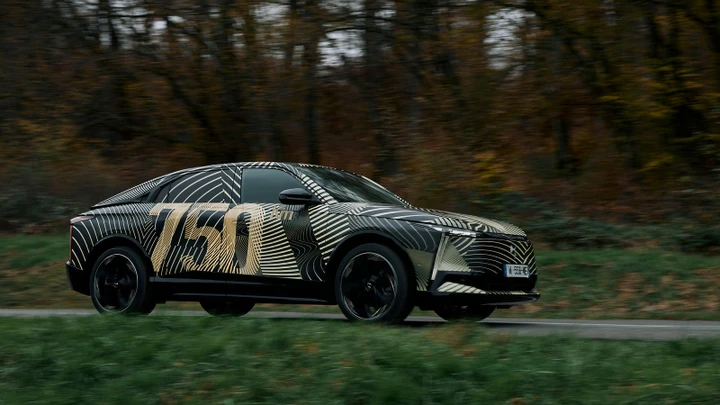 DS Automobiles comincia a svelare il nuovo SUV elettrico