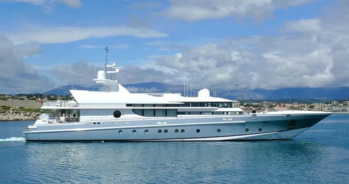 Lo yacht fuori dagli schemi, 10.500 CV e velocità da record: tocca i 40 nodi