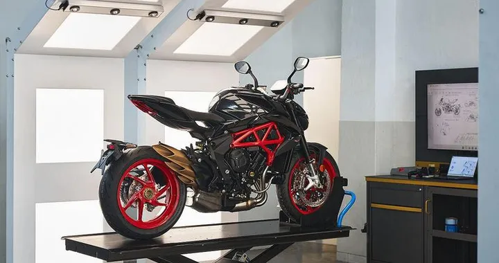 MV Agusta Brutale 800: arriva il Nero Carbonio, prezzo 13.100 euro