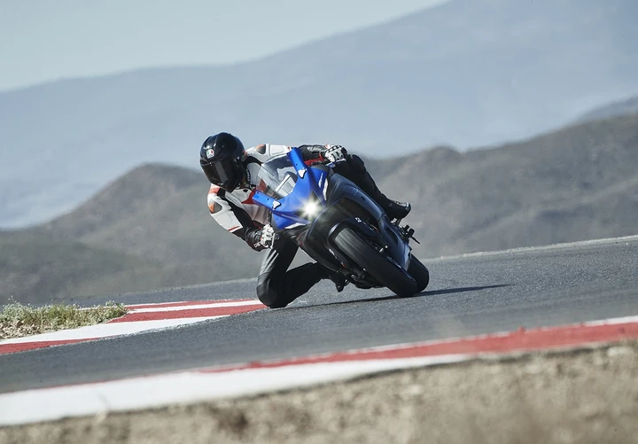 Nuova Yamaha R7, la prova su strada e in pista (VIDEO)