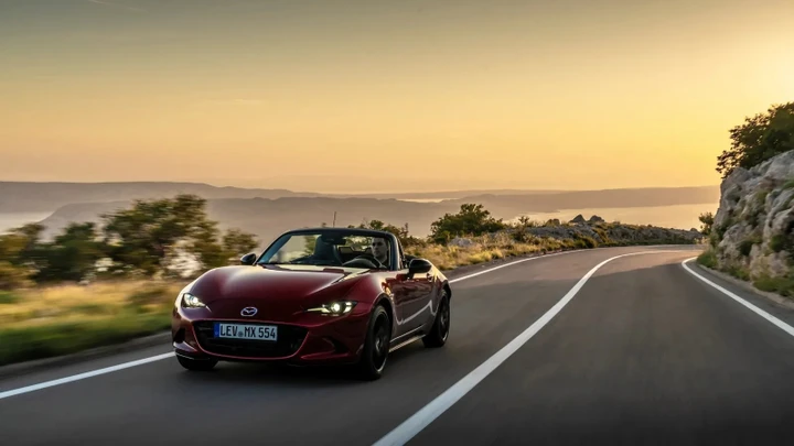 Mazda presenta a Zara la MX-5 2024 per celebrare i 35 anni del modello