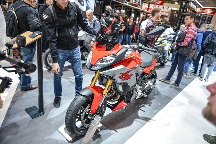 EICMA 2019: BMW presenta F 900 R ed F 900 XR