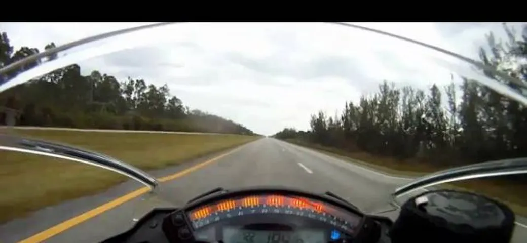 Kawasaki Ninja ZX-10R 2011: un bolide da oltre 300 km/h