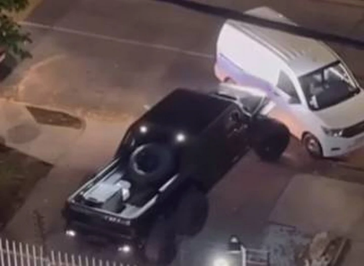 Giustiziere col pick-up 6x6 libera di forza la corsia d'uscita del box | Video