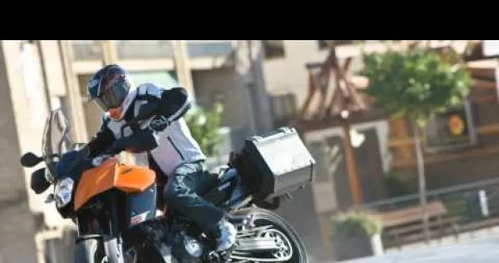 KTM 990 SM-T ABS 2011 in azione