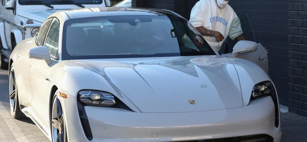 Lewis Hamilton viaggia in elettrico, ma della concorrenza: eccolo su una Taycan Turbo S