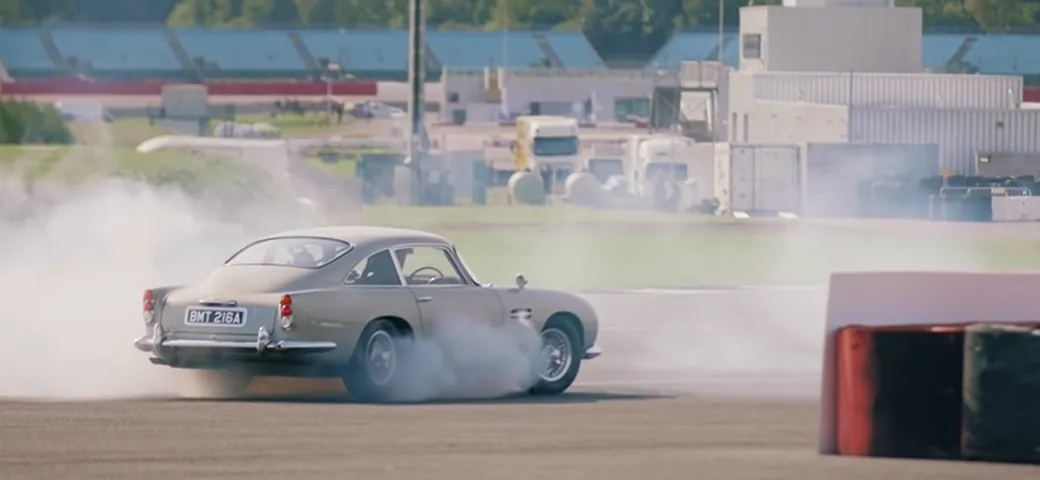 F1: i piloti dell'Aston Martin Racing guidano la DB5 di 007 [Video]