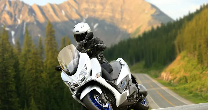 Suzuki Burgman 400 2022 e ARThletes: lo scooter incontra l'illustrazione