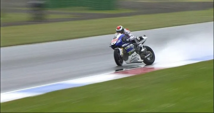 MotoGP Assen, FP2 bagnate: Lorenzo “out” paga un conto salato. Show di Marquez, Rossi e Pedrosa. UPDATE