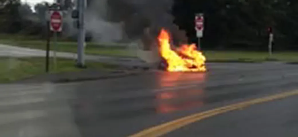 Batteria al litio prende fuoco di una Tesla Model S prende fuoco