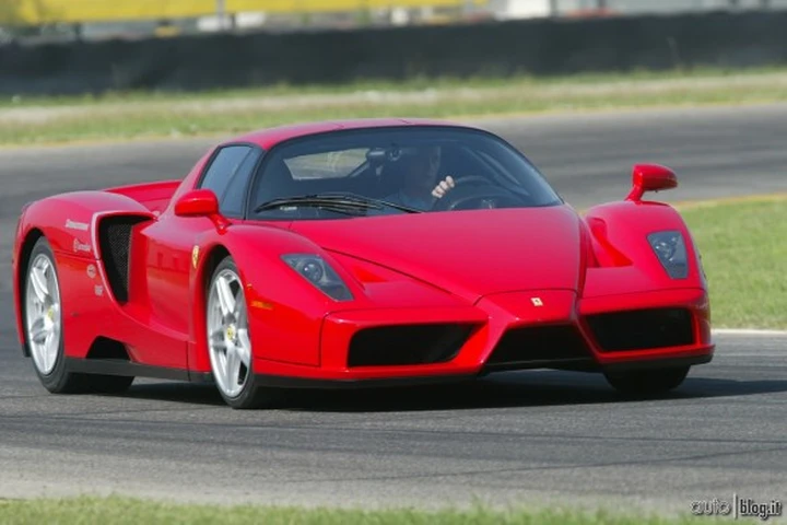 Scambia la sua isola per una... Ferrari Enzo!