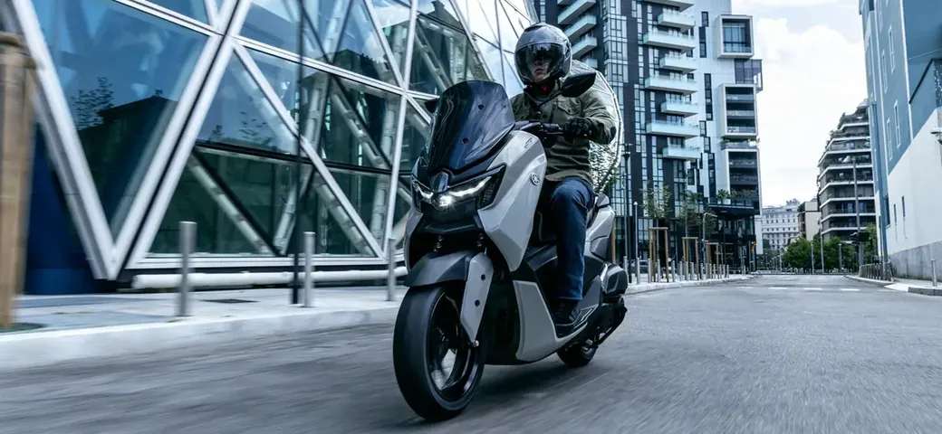 Red Dot Award 2025: Yamaha trionfa con l’iconico NMAX 125 Tech MAX