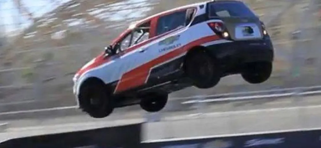 Chevrolet Aveo: in video il record di salto in retromarcia