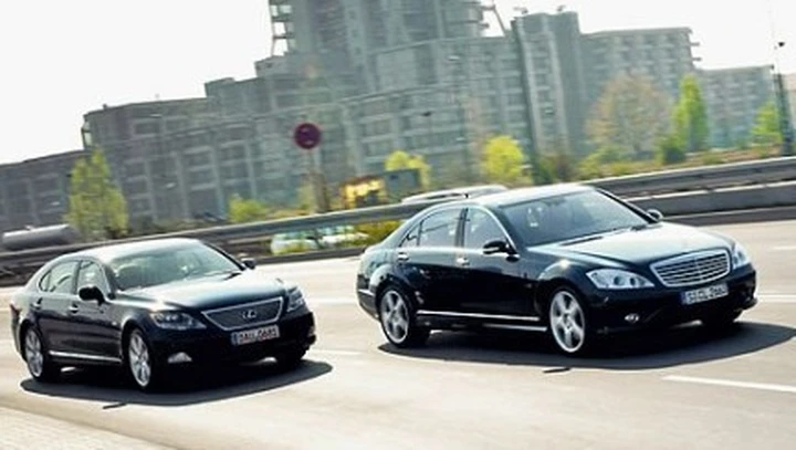 Mercedes S 600 vs Lexus LS 600h