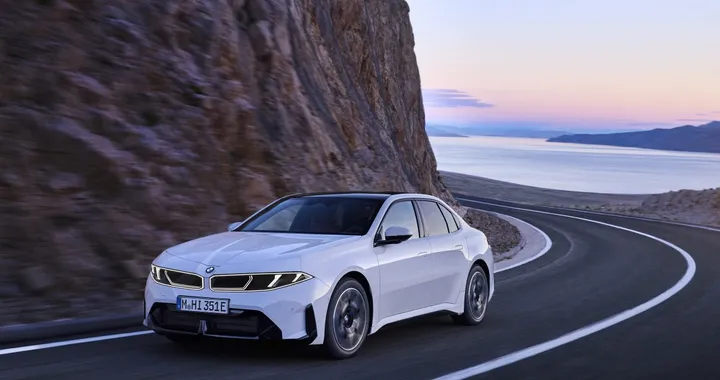 BMW i3 50 xDrive debutta con 469 CV e oltre 900 km di autonomia
