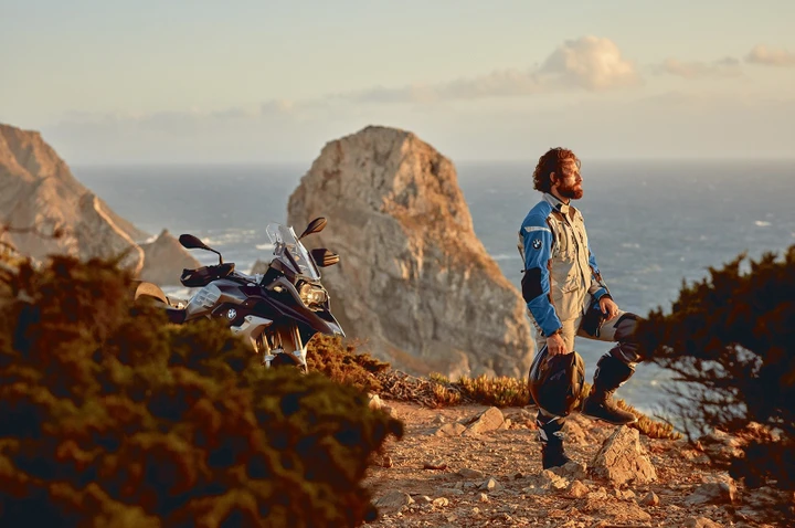 BMW Motorrad, la nuova formula per finanziare l'abbigliamento