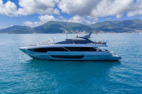 CHARLES LECLERC SCOPRE IL MARE: IL SUO NUOVO YACHT DA 5.276 CV RAGGIUNGE 28 NODI!