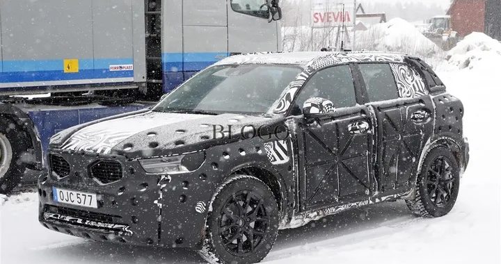 Volvo XC40: foto spia