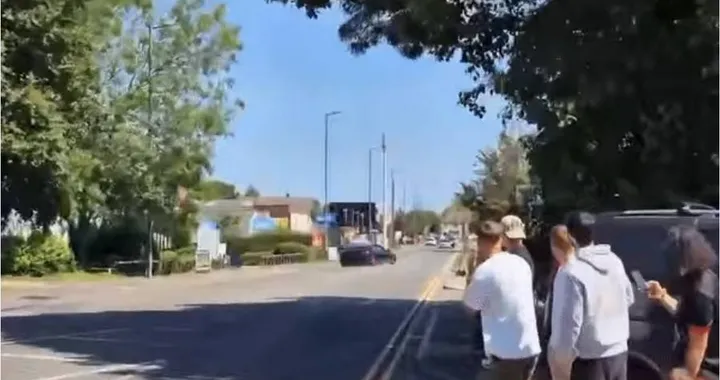 Con l'Audi R8 fa l'eroe e si schianta contro una berlina | Video