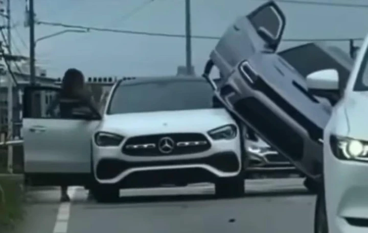 La Dodge Charger finisce sopra una Mercedes GLA [Video]
