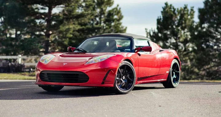 Tesla Roadster con 2000 km all'asta con prezzo record
