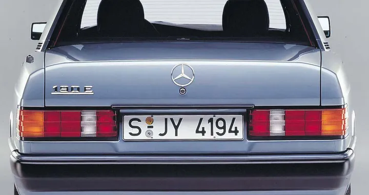Perché le vecchie Mercedes avevano i fari posteriori “a fisarmonica”? Il motivo era geniale