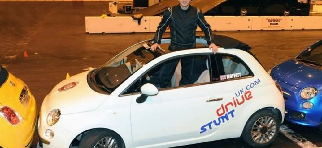 Alistair Moffatt  ed una Fiat 500C stabiliscono il nuovo record di parcheggio parallelo