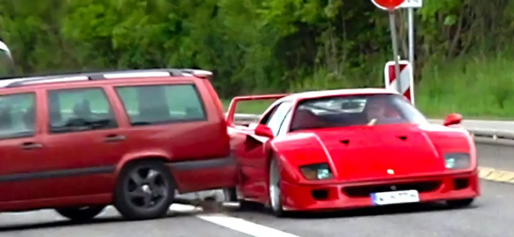 Scontro tra Ferrari F40 e Volvo 850 al Nurburgring: a riportare più danni non è la supercar