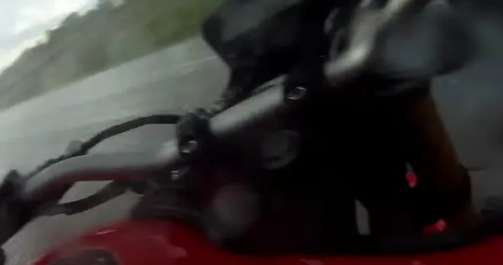 Motociclista scivola sull'autostrada inondata d'acqua [Video]