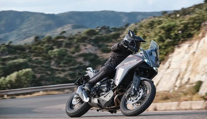 Moto Morini X-Cape 650 2025: avventura e comfort su ogni strada