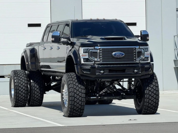 Ford F-450 diventa una limousine a ruote alte da 11 posti: vale 400mila dollari