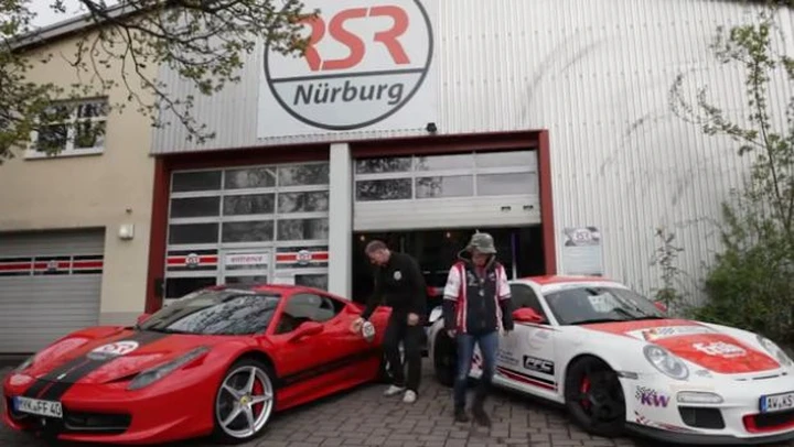 Sabine Schmitz contro Ron Simons: la sfida è al Nurburgring