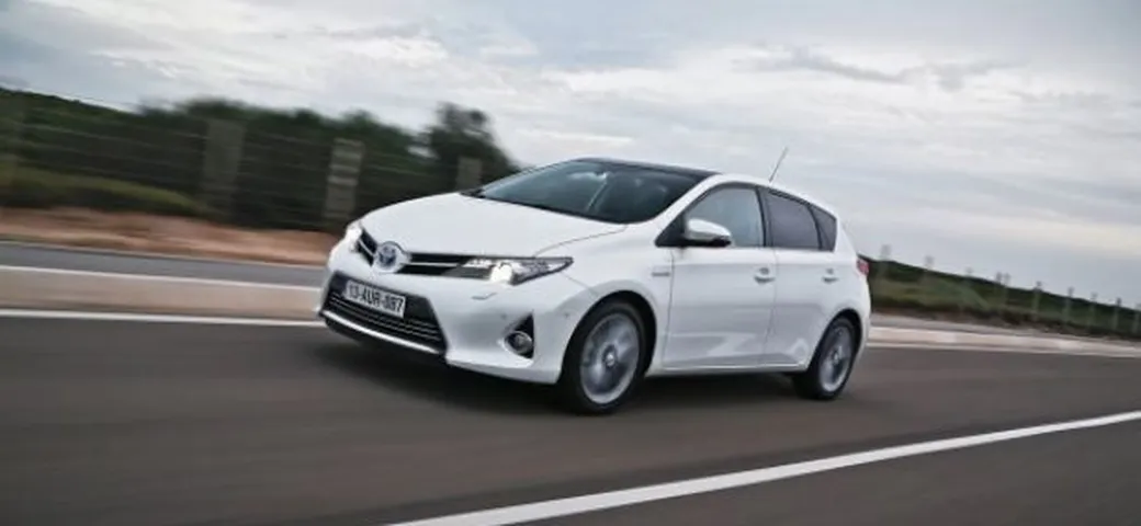 Toyota Auris MY 2013, ibrido per tutti: il test su strada