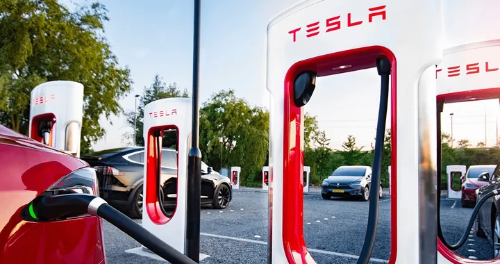 Tesla: tornano le ricariche Supercharger gratuite
